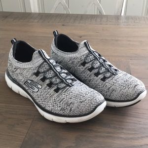 black laceless skechers
